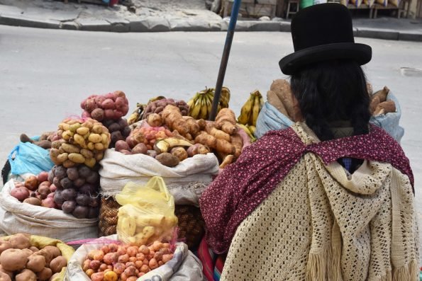 Cholita vendiendo papas, La Paz. Bolivia